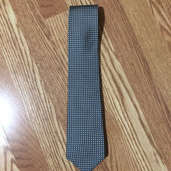 Tommy Hilfiger Tie Green/Pattern 100% Silk EUC - Picture 2 of 6